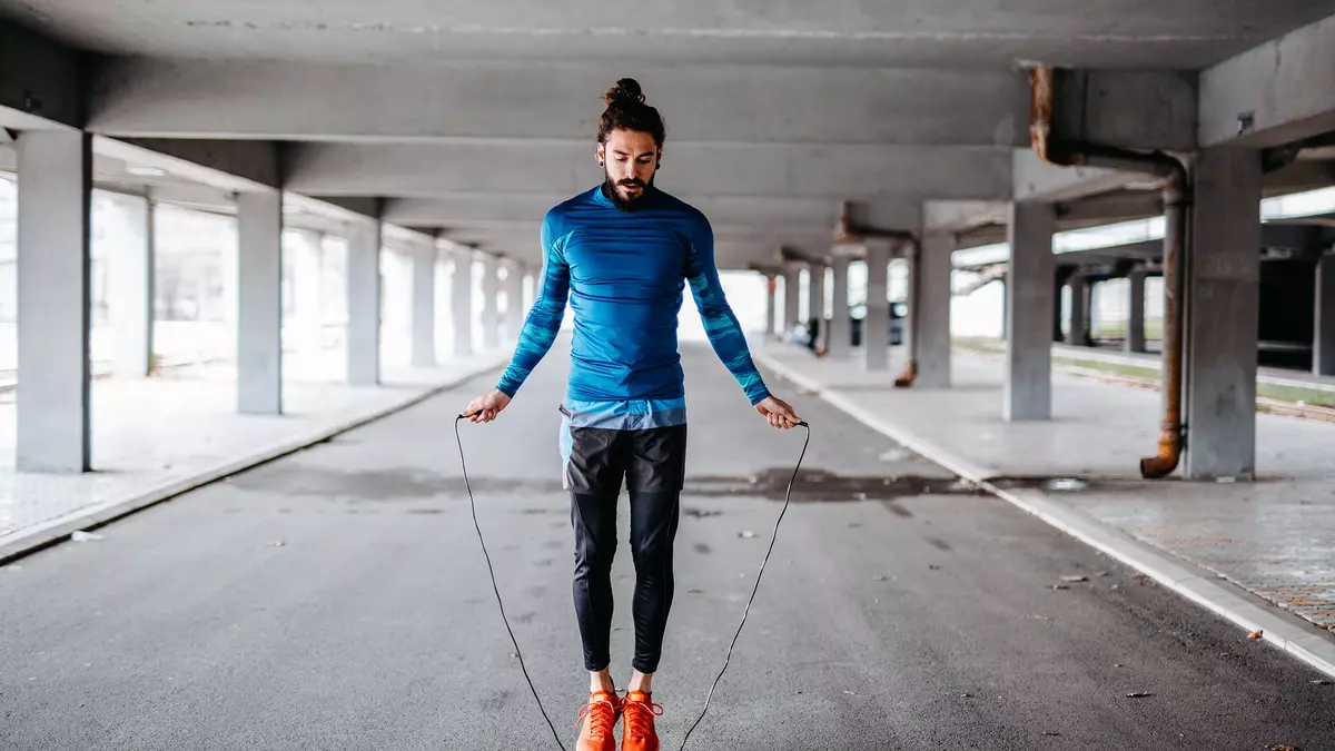 El ejercicio de cuerda que te ayuda a adelgazar en diez sin ir al