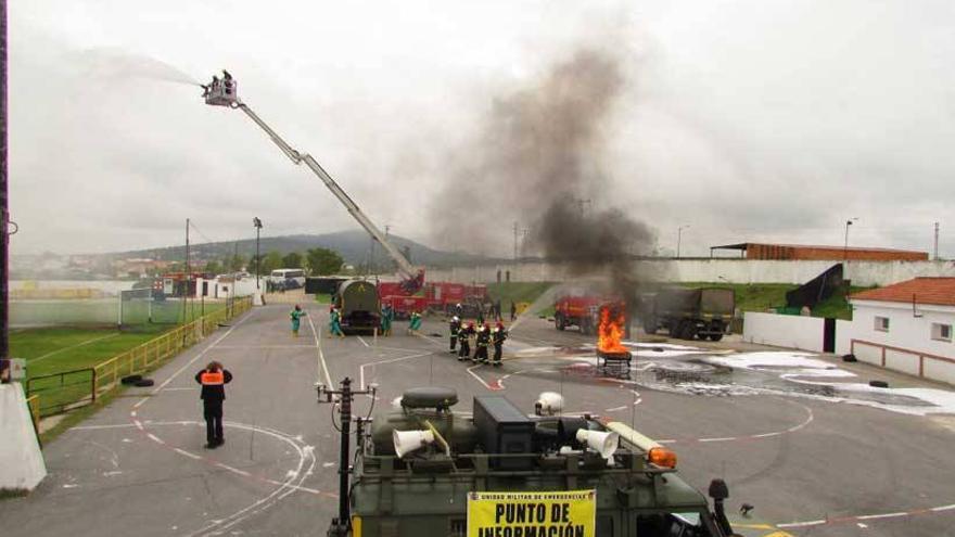 Una exhibición de la Unidad Militar de Emergencia pone el colofón al simulacro nuclear en Extremdura