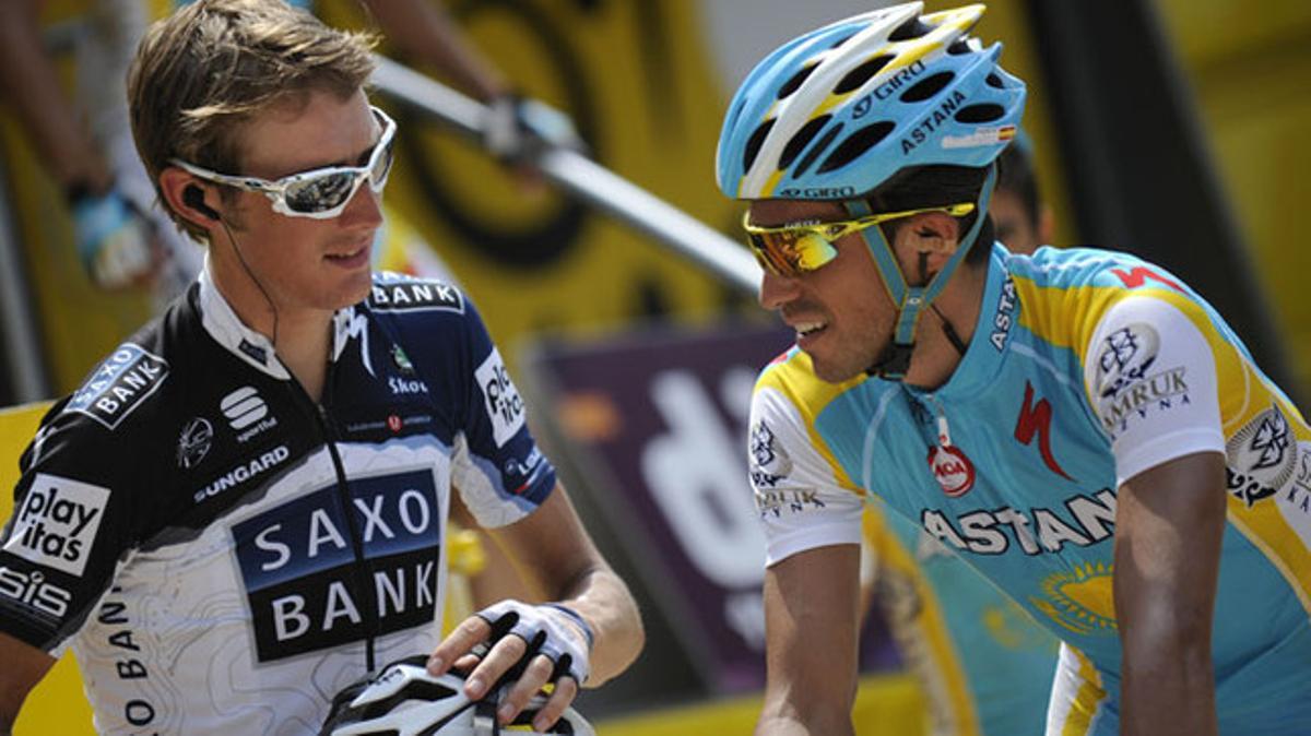 Alberto Contador y Andy Schleck conversan antes de la salida de la séptima etapa