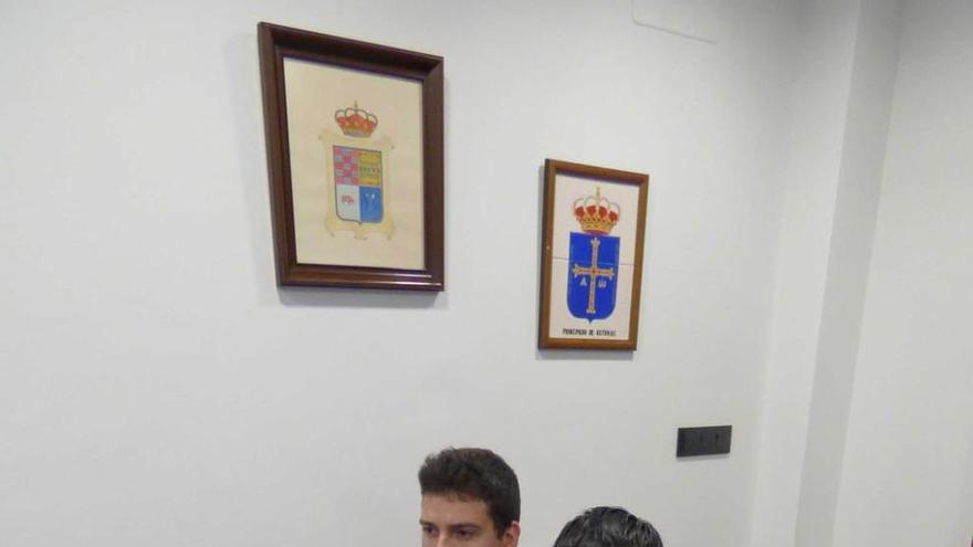 Jesús Fernández y Álvaro García, ayer en el Ayuntamiento.