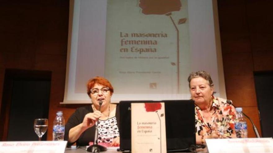Rosa Presmanes, autora del libro, acompañada por Teresa Alabèrnia, gran maestra de la Gran Logia Femenina de España.