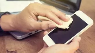 Cómo limpiar la pantalla del móvil sin rayarla