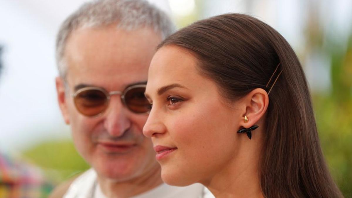 Alicia Vikander y Olivier Assayas, en la presentación de 'Irma Vep' en Cannes.
