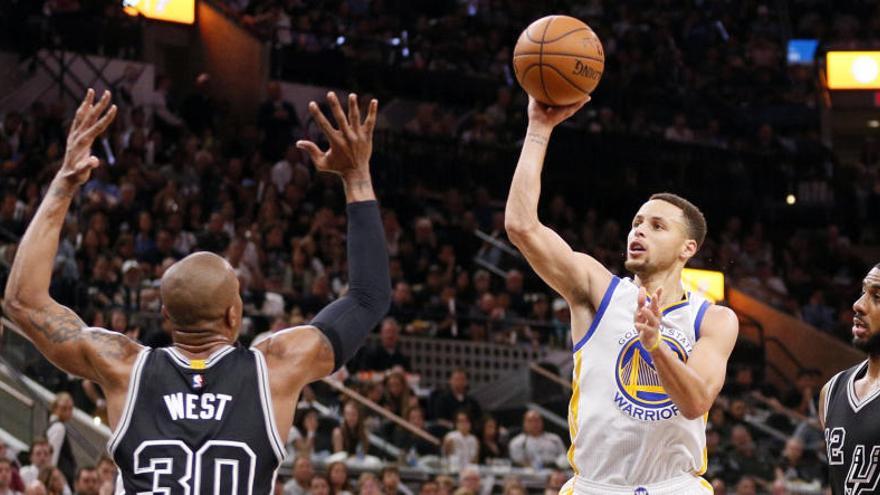 Stephen Curry efectúa un tiro ante West, de los Spurs.