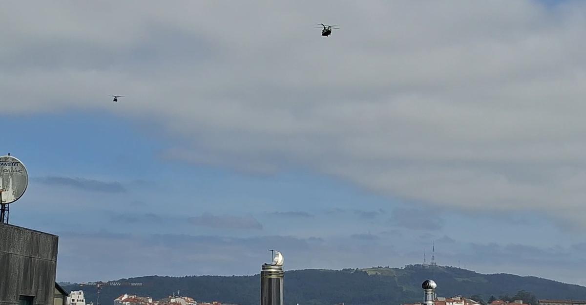 Dos helicópteros Chinook CH-47 sobrevolando Santiago este sábado