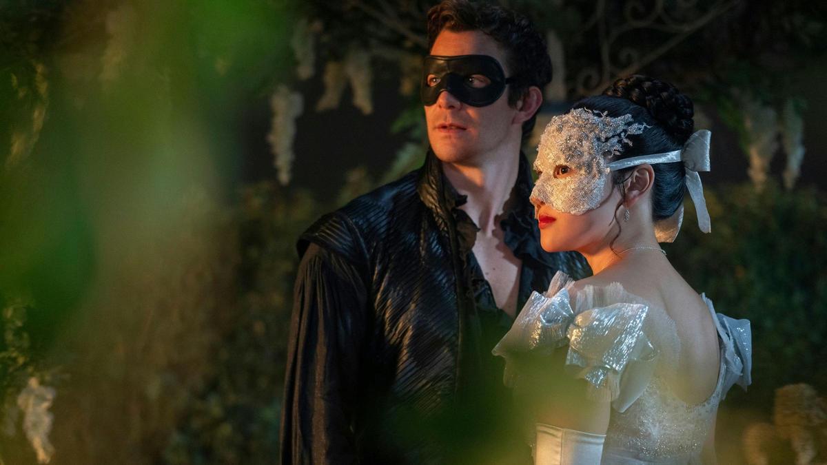 Yerin Ha junto al actor Luke Thompson en la cuarta temporada de 'Los Bridgerton'