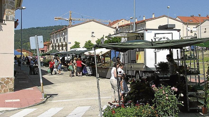 Sigue el plante en el mercadillo de los jueves