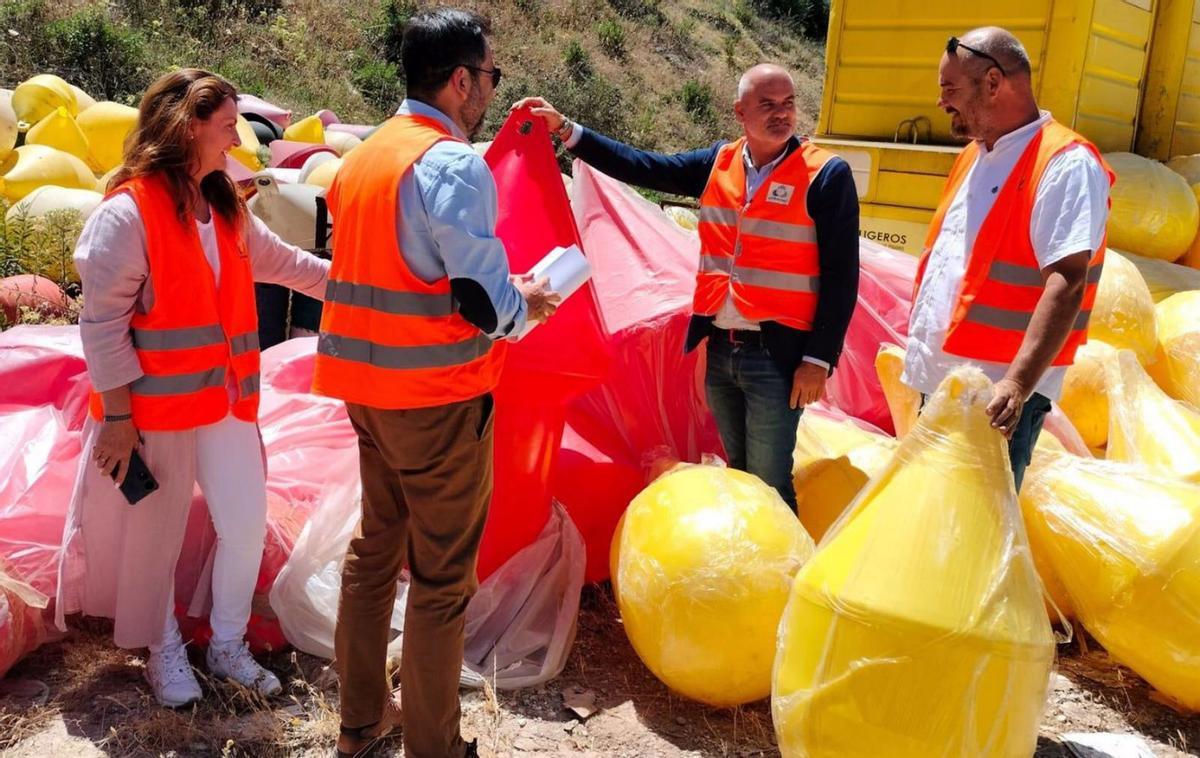 Parte del material con el que la Mancomunidad balizará las costas de la comarca.
