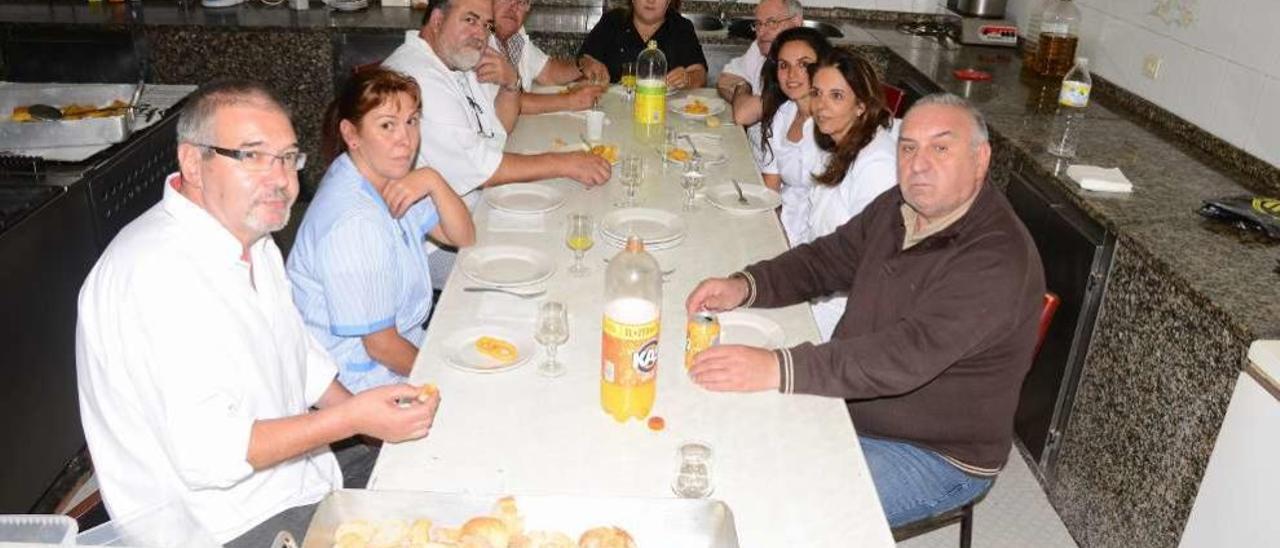 Voluntarios que trabajan con Manuel Álvarez, primero derecha, en la cocina del comedor social en un antiguo salón del restaurante Casa Mariano. // Gonzalo Núñez