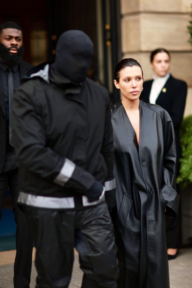 Kanye West y Bianca Censori en la Semana de la Moda de París de 2024