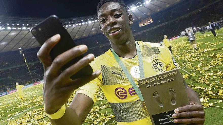 Dembelé se hace una foto en una celebración del Borussia de Dortmund. // Efe