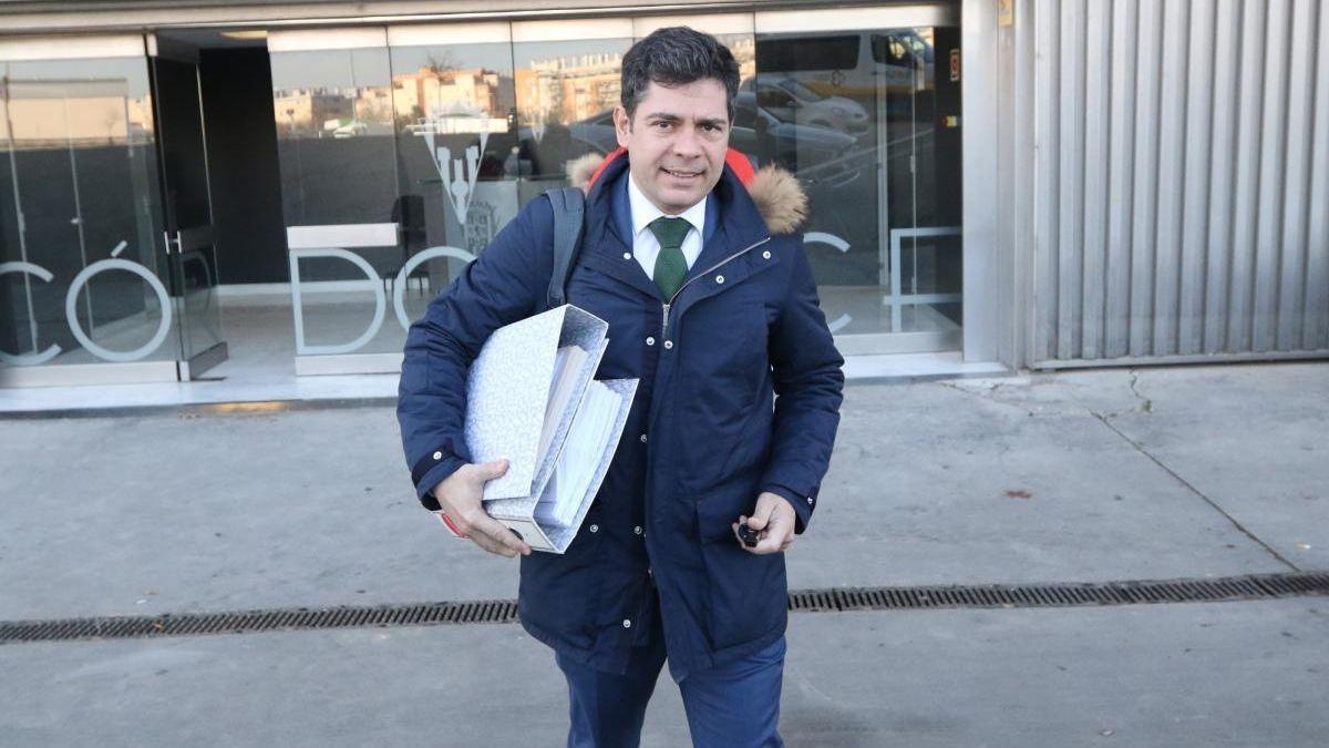 El administrador concursal, Francisco Estepa, saliendo del estadio El Arcángel.