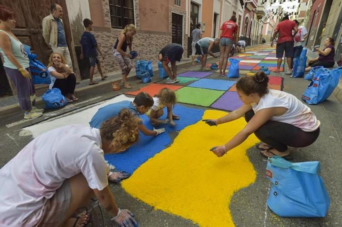 Alfombras por la fiesta de la Vingen del Carmen, ... Alfombras por la fiesta de la Vingen del Carmen, ...