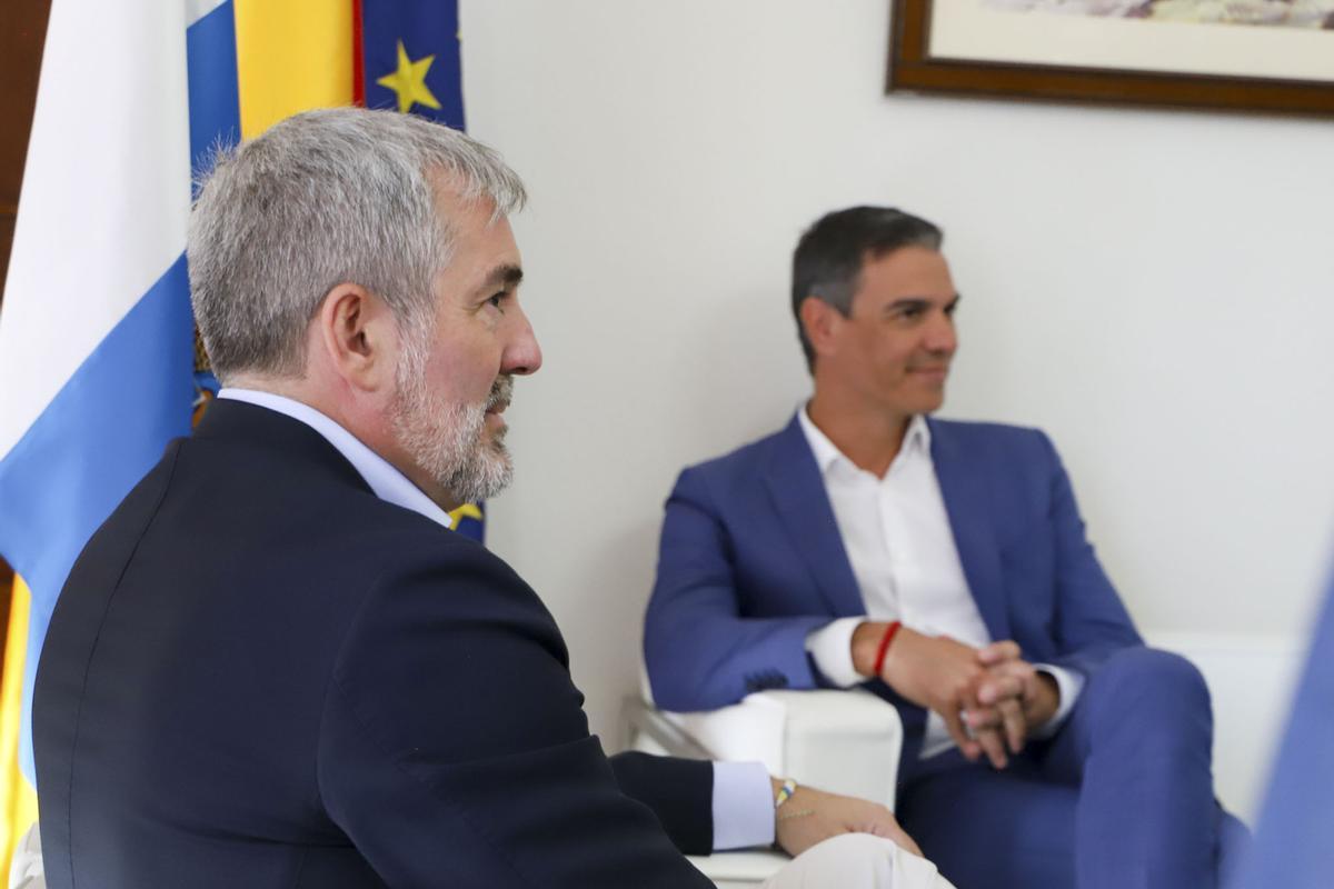 Pedro Sánchez, durante la reunión de este viernes en Santa Cruz de La Palma con el presidente de Canarias, Fernando Clavijo.