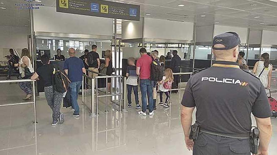 La actuaciÃ³n policial ocurriÃ³ en la zona de pasaportes del aeropuerto.