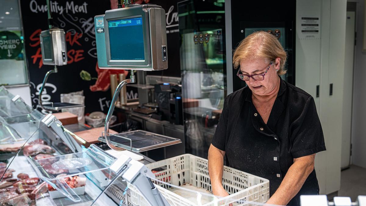 Una trabajadora de más de 60 años, cercana a la jubilación, en su puesto en un mercado de Barcelona. En ese sentido, es imprescindible recordar la regla de la Seguridad Social que puede dejar sin pensión a trabajadores con más de 15, 20 o hasta 30 años cotizados