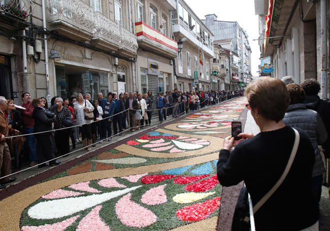 La lluvia ha amenazado la procesión y las alfombras florales, pero finalmente el recorrido se ha realizado con normalidad.