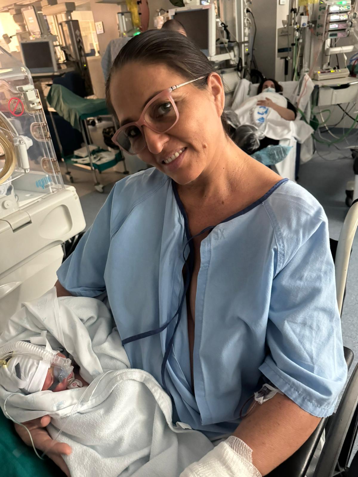 Maricela, con uno de sus bebés en la Fe.