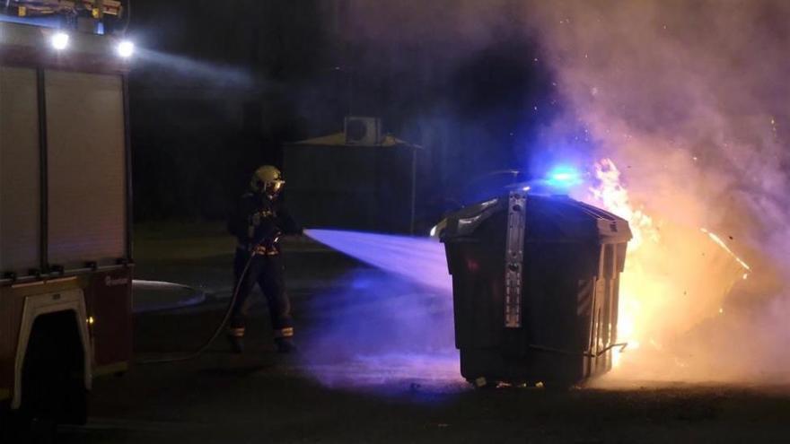 Los bomberos sofocan el fuego en dos contenedores del barrio Guadalquivir