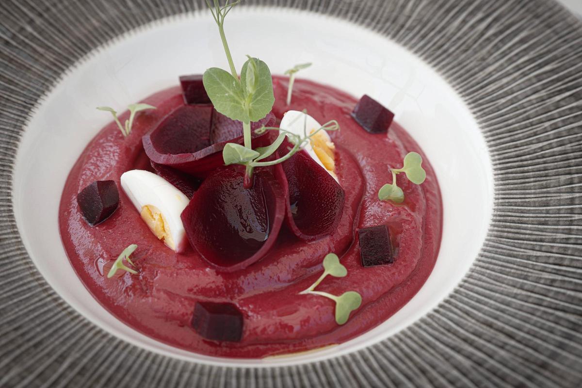 Salmorejo de recmolacha con huevos de codorniz y remolacha encurtida, de la carta de Sa Terrassa.