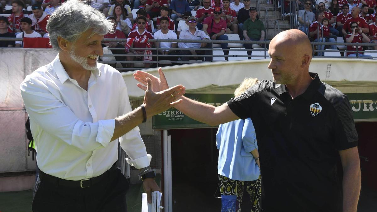Pablo Alfaro y Dick se saludan antes del partido.