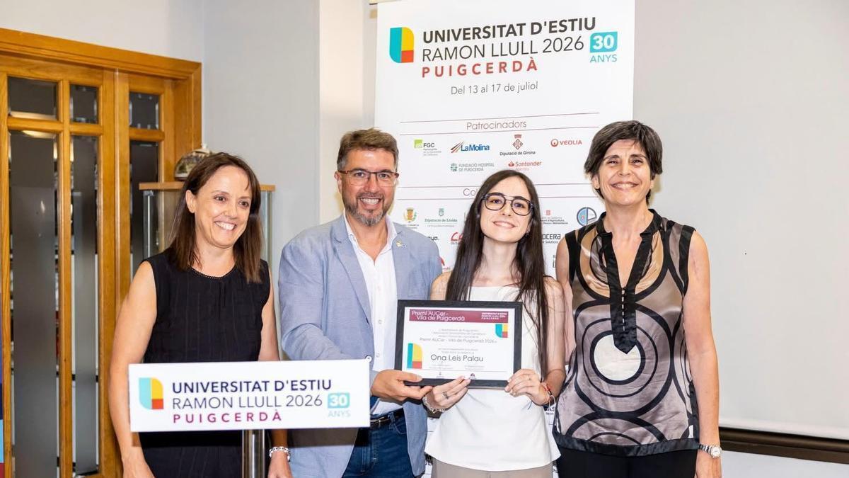 El lliurament del Premi AUCer-Vila de Puigcerdà a la millor estudiant de la Cerdanya, Ona Leis Palau.