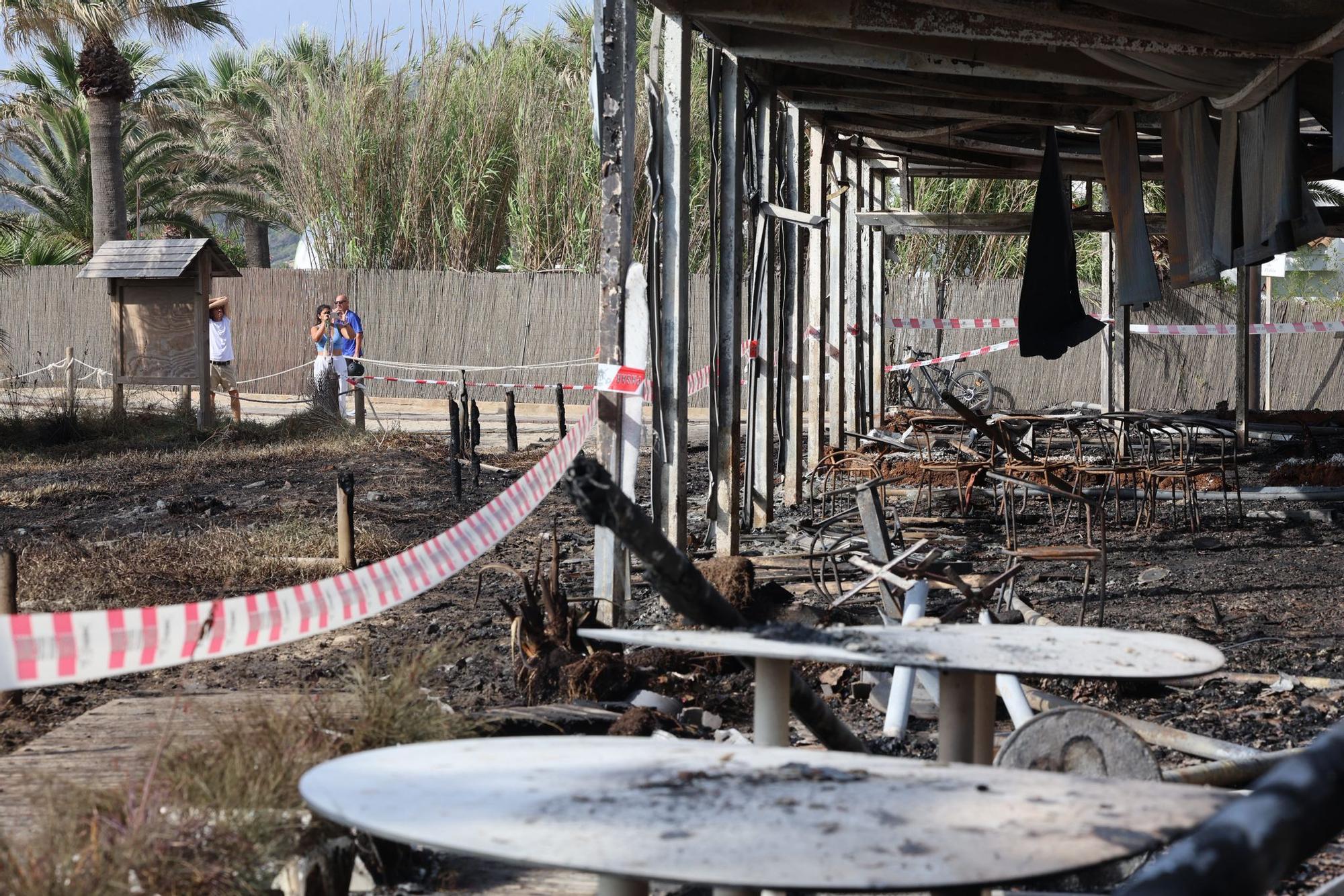 Todas las imágenes del devastador incendio en una zona de ocio de Ibiza