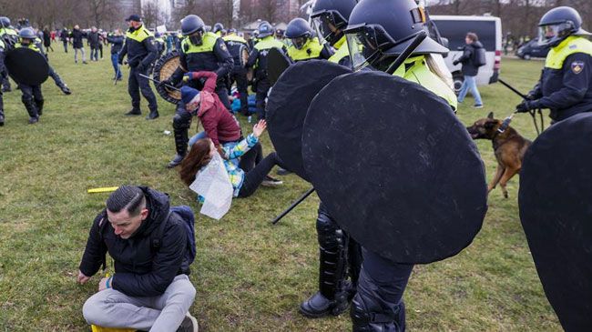 La Policía disuelve la protesta contra las restricciones en La Haya.