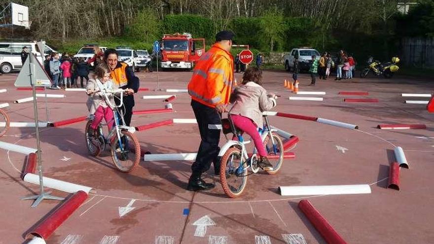 Los alumnos realizando prácticas viales. // FdV