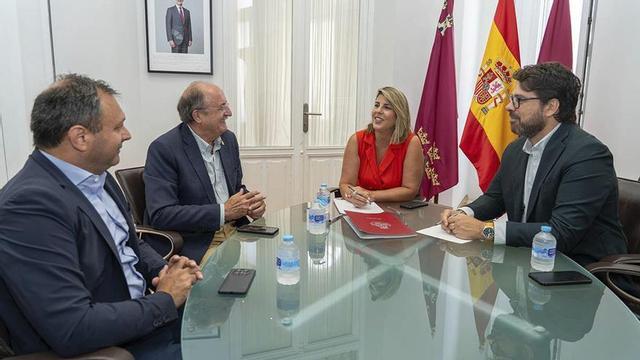 La alcaldesa, Noelia Arroyo, en la reunión con Martínez Pagán, nuevo presidente de Fremm, ayer.