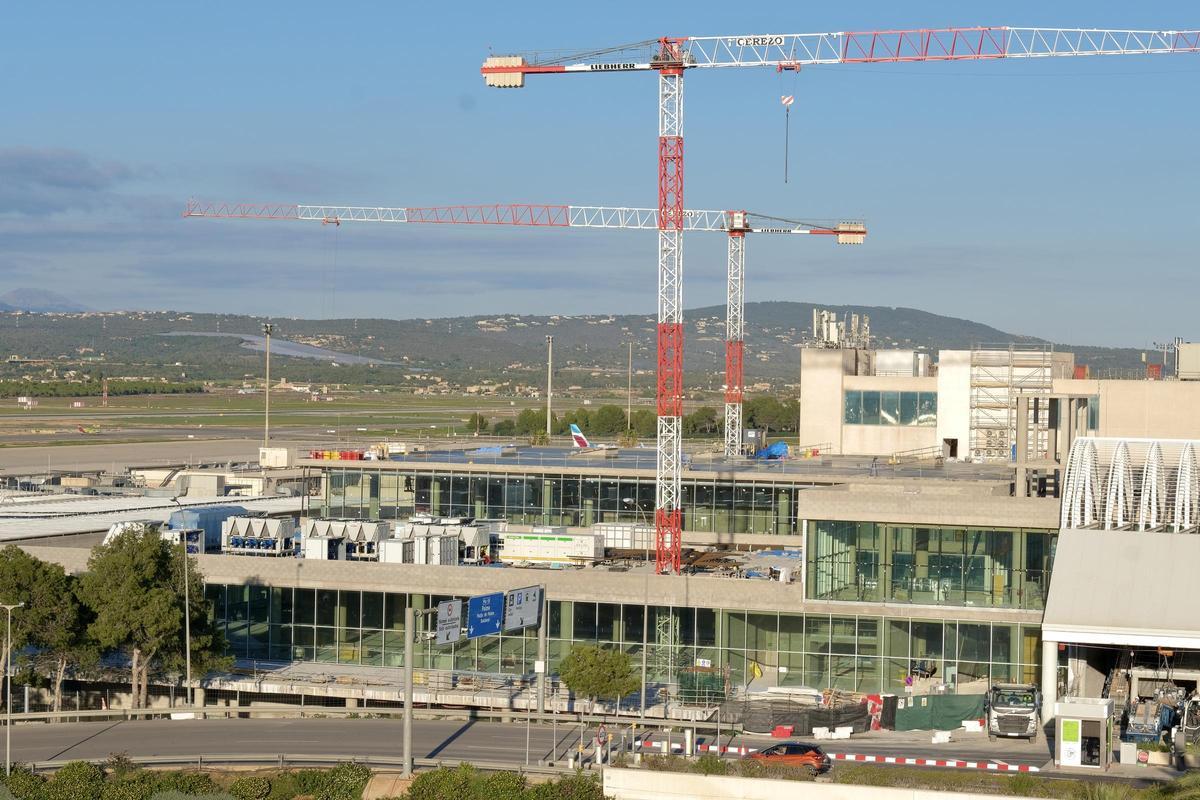 Vista de la ampliación del edificio terminal, desarrollado en tres plantas y con fachada acristalada