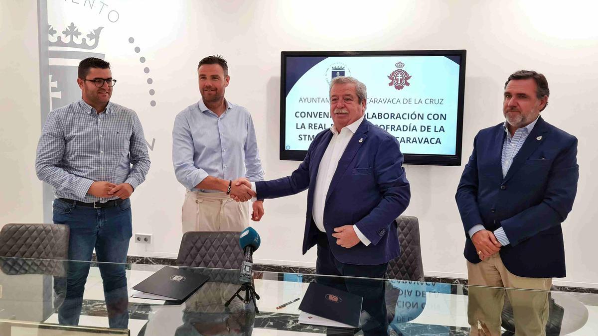 Tras la firma entre el hermano mayor de la Cofradía, Luis Melgarejo y el alcalde de Caravaca, José Francisco García