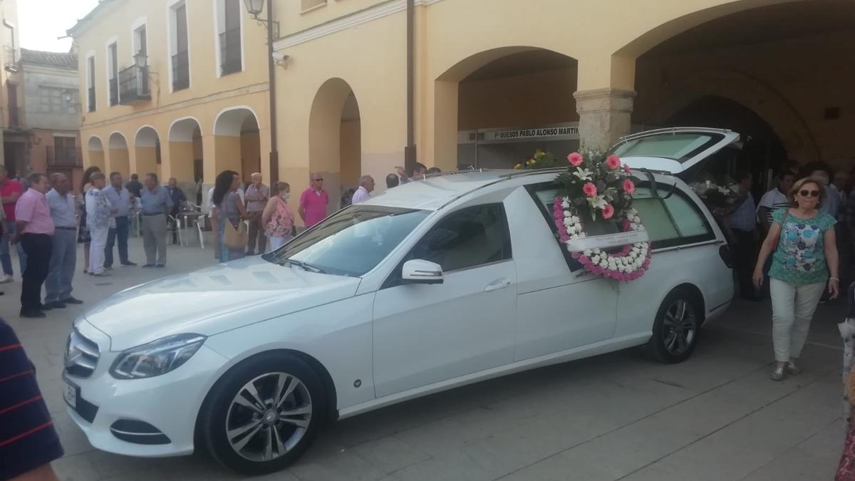 El Coche fúnebre a las puertas del Ayuntamiento.