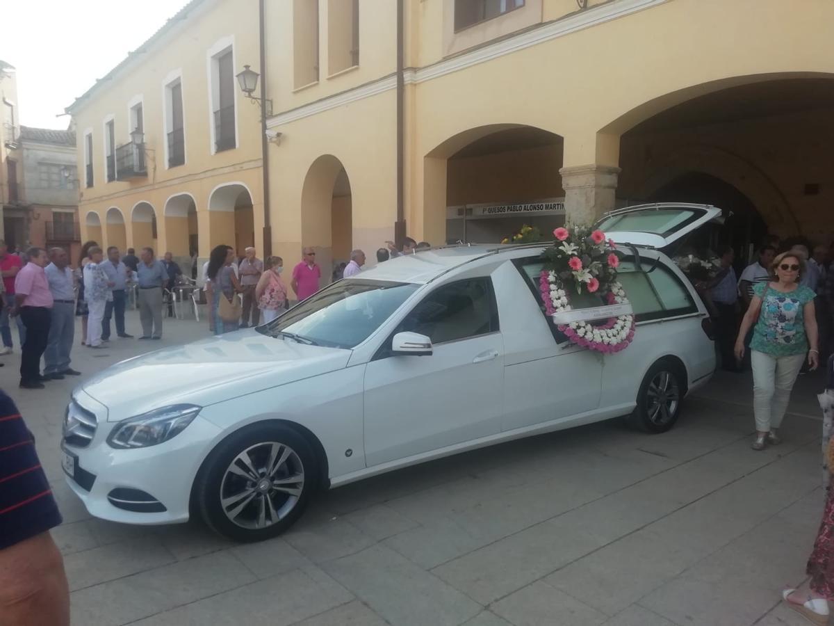 El Coche fúnebre a las puertas del Ayuntamiento.
