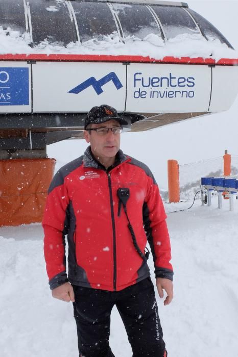 Primer día de esquí en la estación de Fuentes de Invierno