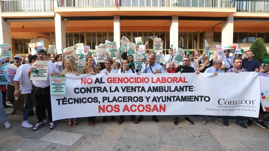 Los comerciantes ambulantes protestan en el centro de Córdoba por la &quot;discriminación&quot; del Ayuntamiento
