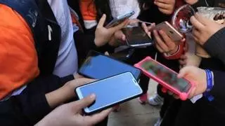 El mensaje que está llegando a algunos centros escolares sobre la prohibición del uso de móviles