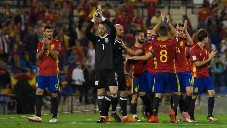 Los jugadores de la selección, con el portero De Gea en el centro, aplauden a la afición del Rico Pérez al término del partido del viernes en el que selló su pase al Mundial.