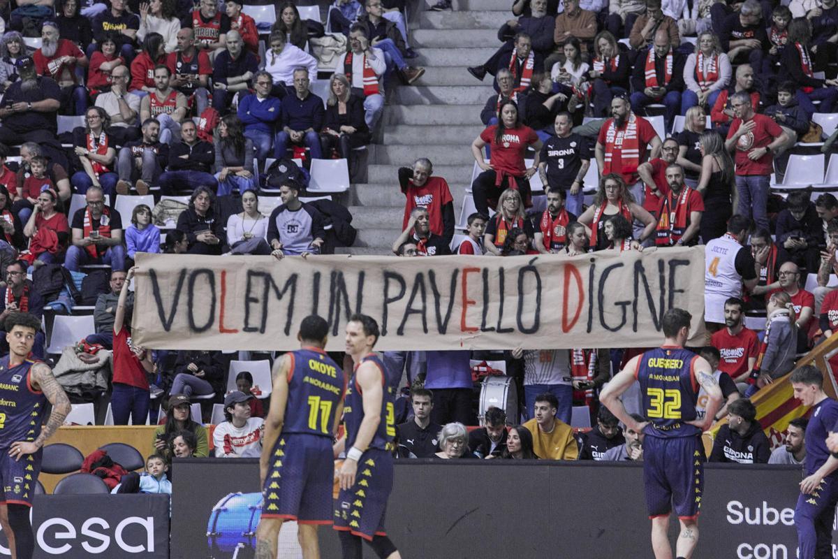 Els Engaviats van mostrar una pancarta exigint millores a Fontajau