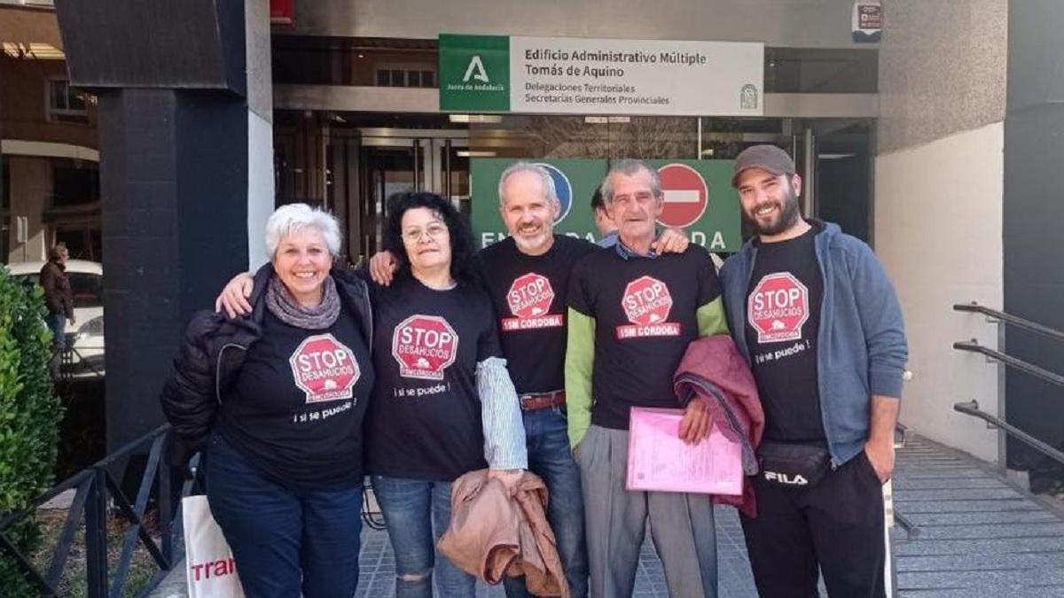 Ana Carnero, Margarita Cortés, Rafael Blázquez, Antonio Fernández y Ángel Salinas, antes de entrar a la reunión del pasado jueves.