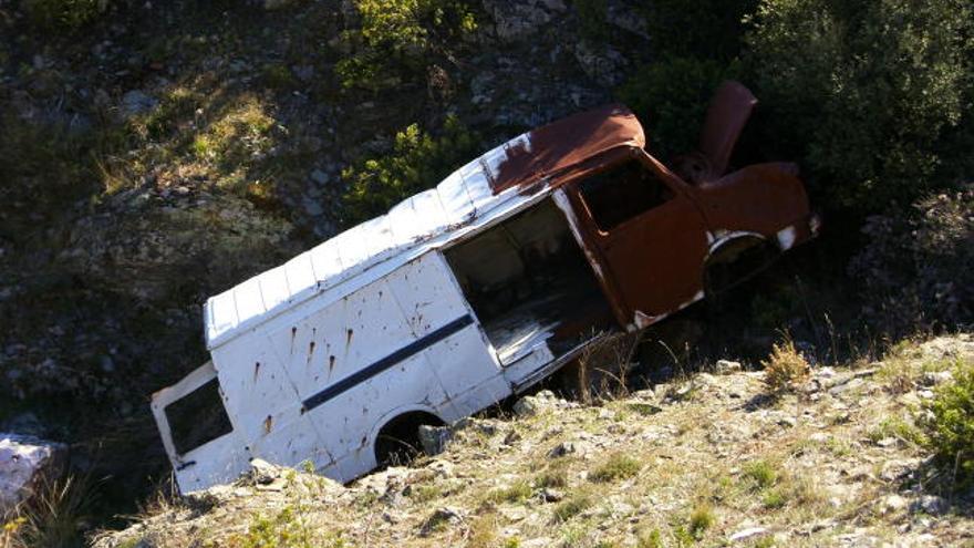 Una furgoneta desde hace años abandonada.