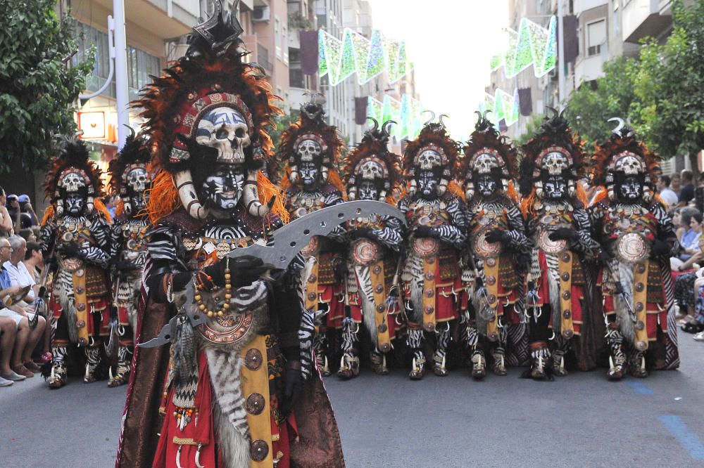 Miles de personas vibran en las calles con la Entrada Mora de Elche