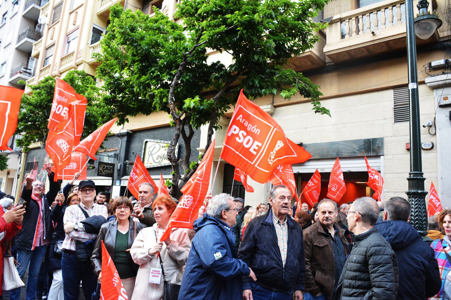 Medio millar de personas muestra su apoyo a Pedro Sánchez en Zaragoza