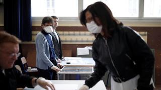 Votando en Francia con guantes de látex