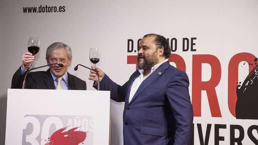 Fernando Ónega (izquierda) y Felipe Nalda levantan sus copas para brindar por el aniversario de la DO.
