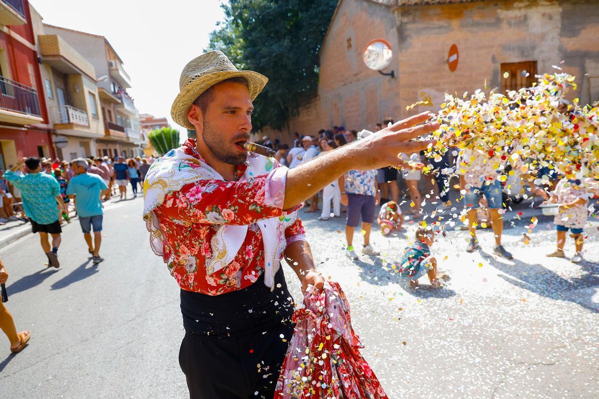 Bétera se rinde a la Rodà: confeti, pólvora y 16 Alfàbegues con nombre de mujer