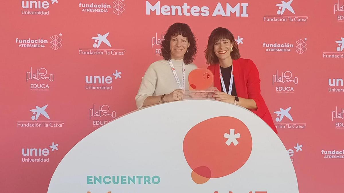Las representantes del centro con el galardón.