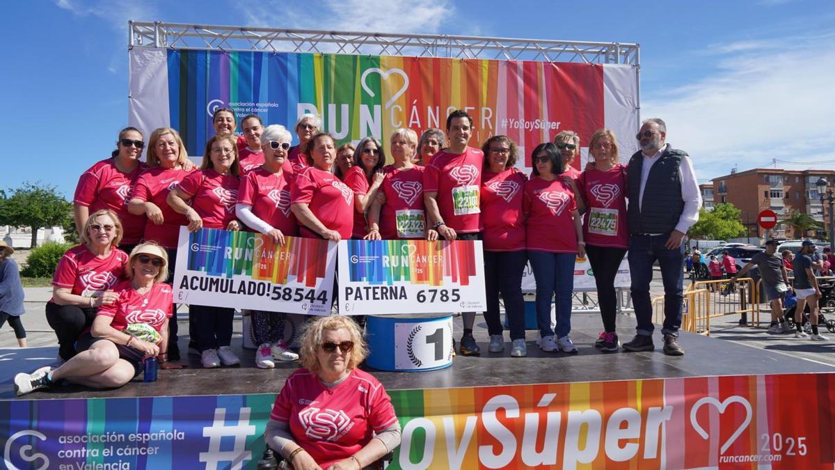 Sagredo y Mora junto a la presidenta y representantes de la Junta Local del Cáncer de Paterna.