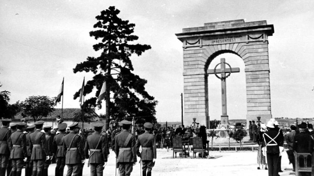 Acto de homenaje a la Agrupación Toledo el 12 de octubre de 1961, una foto que guarda el Archivo de la Diputación.