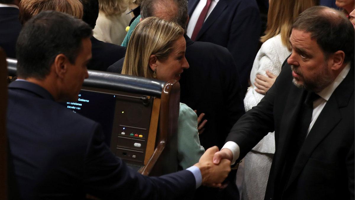 Oriol Junqueras saluda a Pedro Sánchez en el Congreso